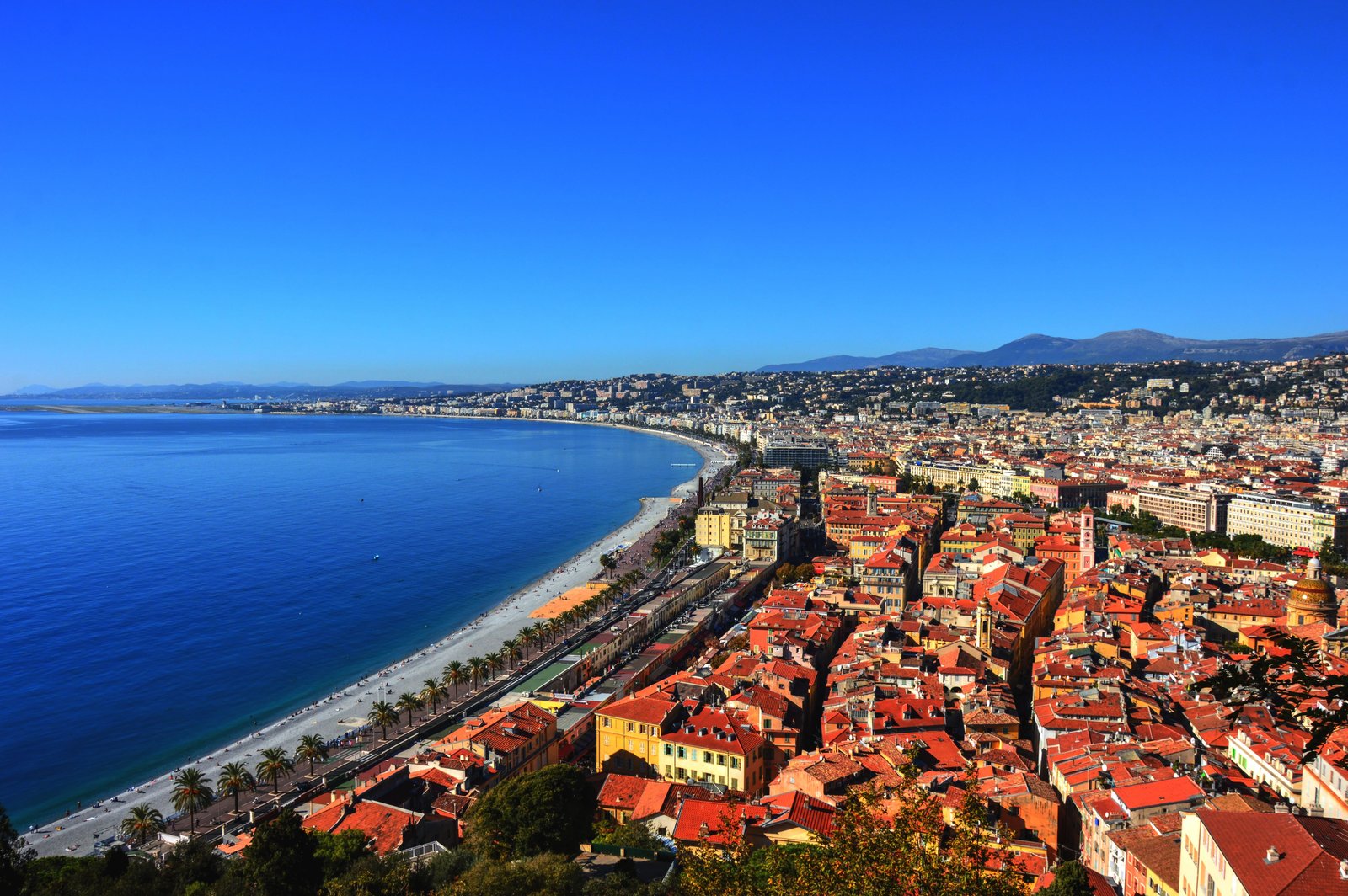 Vue de la Baie des Anges à Nice — gestion locative et loyer garanti HOME 4U